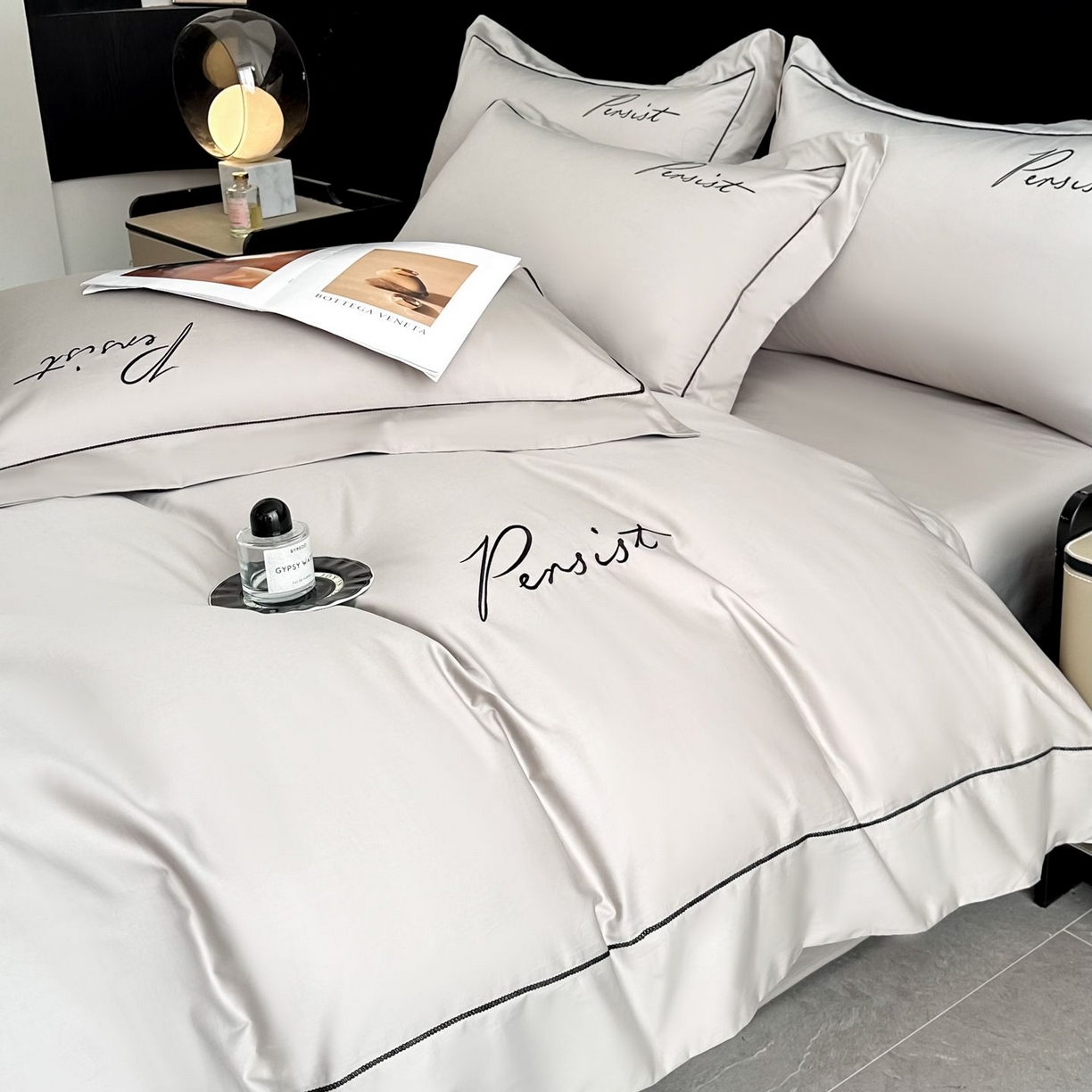 91家纺网 家纺一手货源 找家纺 新方向 2026新款刺绣全棉100s贡缎长绒棉四件套-持之以恒（严格控价.低于卖价.不给供货. 标准348元 加大368元） 持之以恒-爵士灰