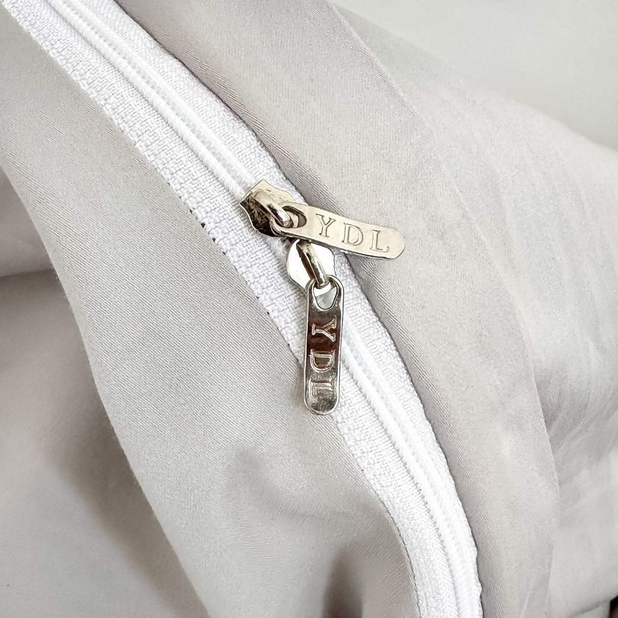 91家纺网 家纺一手货源 找家纺 新方向 2026新款刺绣全棉100s贡缎长绒棉四件套-持之以恒（严格控价.低于卖价.不给供货. 标准348元 加大368元） 持之以恒-爵士灰