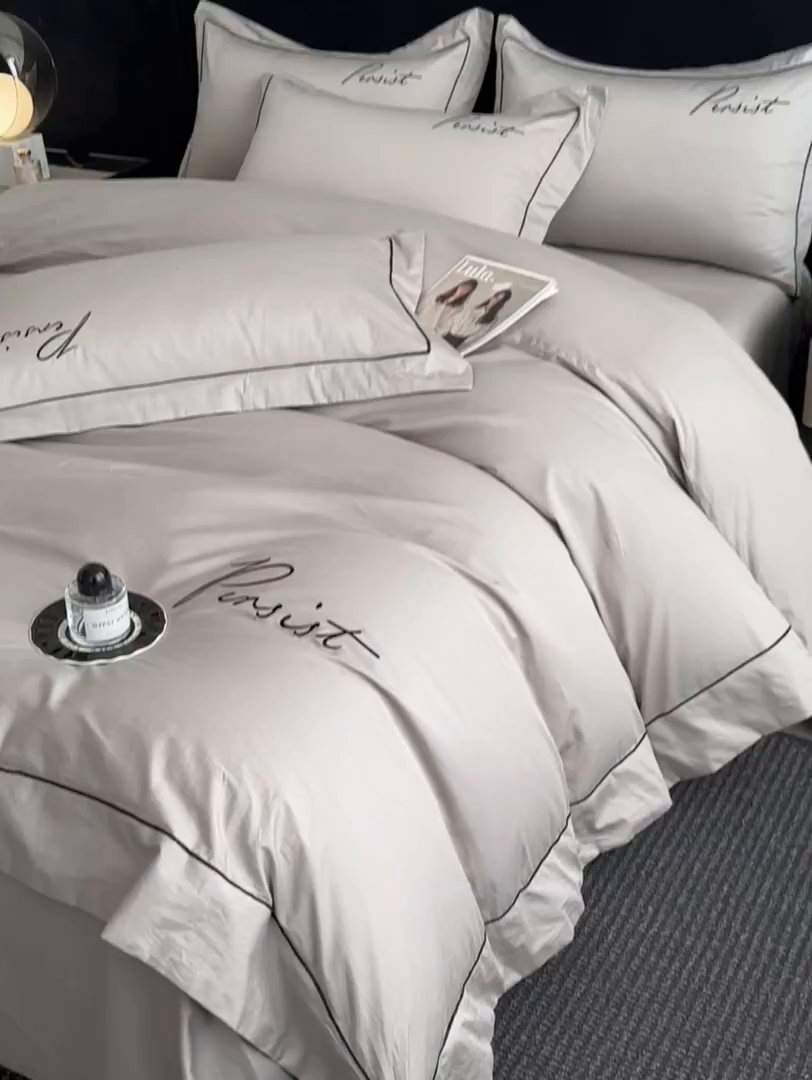 91家纺网 家纺一手货源 找家纺 新方向 2026新款刺绣全棉100s贡缎长绒棉四件套-持之以恒（严格控价.低于卖价.不给供货. 标准348元 加大368元） 持之以恒-爵士灰