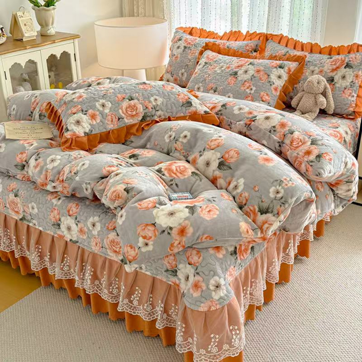 91家纺网 家纺一手货源 找家纺 绒耀 2025新款直播爆款双层蕾丝花边牛奶绒印花床盖四件套床盖单件三件套 陌上花开