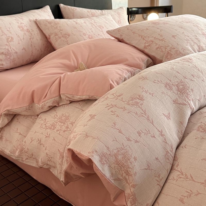 91家纺网 家纺一手货源 找家纺 ab家纺 2026新款全棉纯棉三层纱提花四件套 茵荔-粉