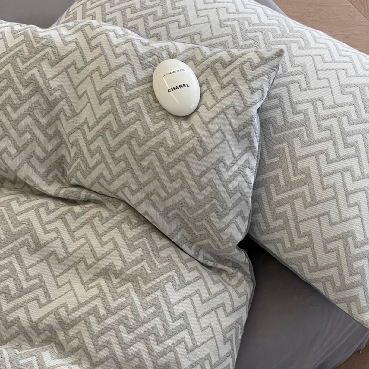 91家纺网 家纺一手货源 找家纺 ab家纺 2026新款全棉纯棉三层纱提花四件套 菱形格-灰