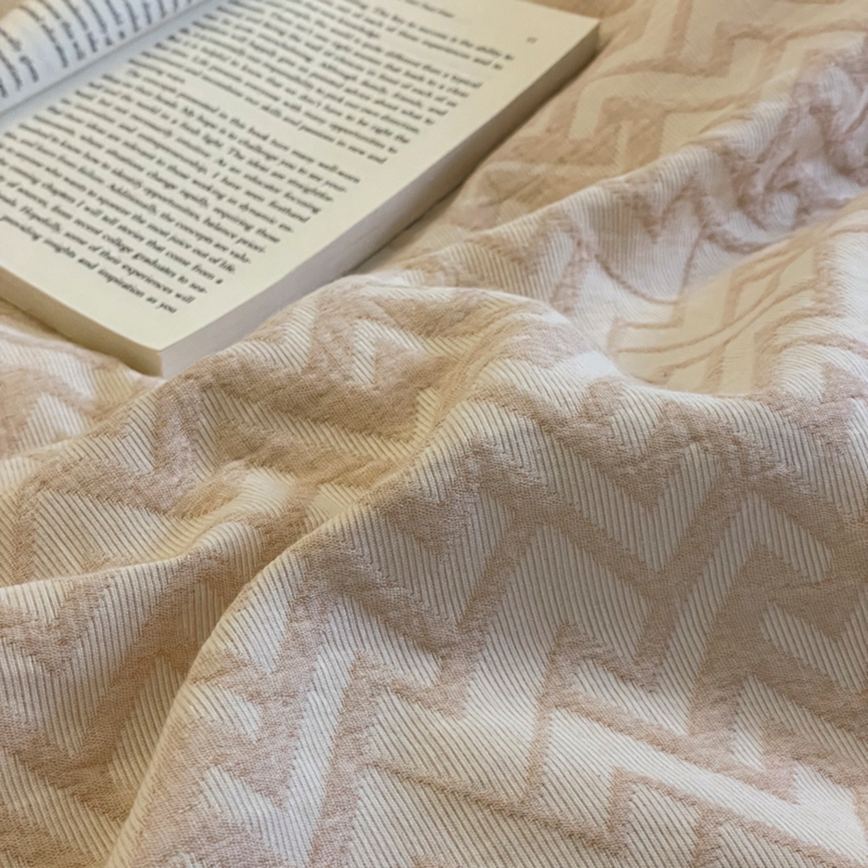 91家纺网 家纺一手货源 找家纺 ab家纺 2026新款全棉纯棉三层纱提花四件套 菱形格-米咖