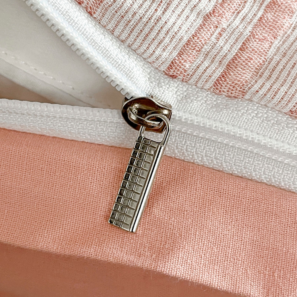 91家纺网 家纺一手货源 找家纺 ab家纺 2026新款全棉纯棉三层纱提花四件套 米亚-粉