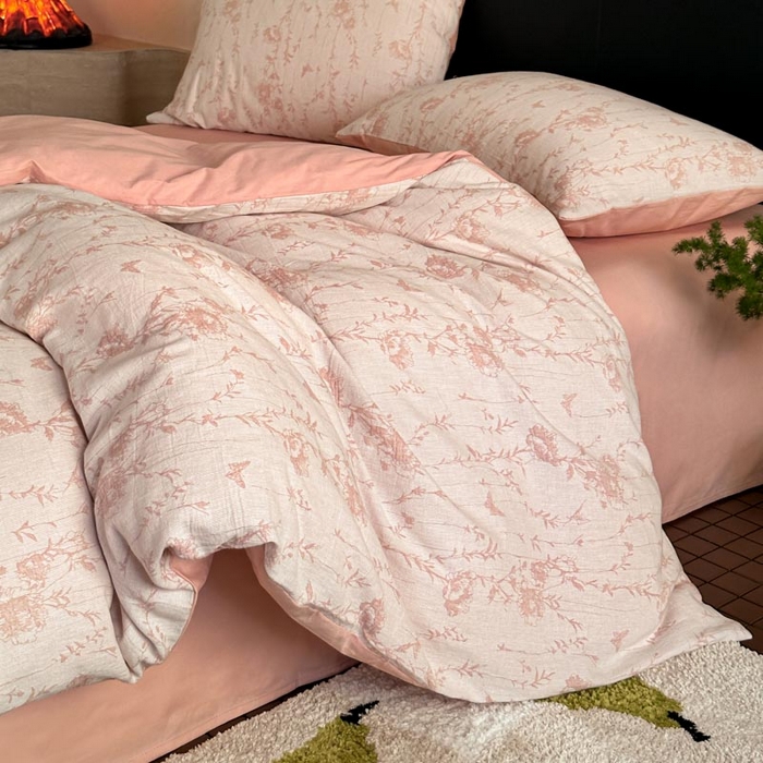 91家纺网 家纺一手货源 找家纺 ab家纺 2026新款全棉纯棉三层纱提花四件套 茵荔-粉