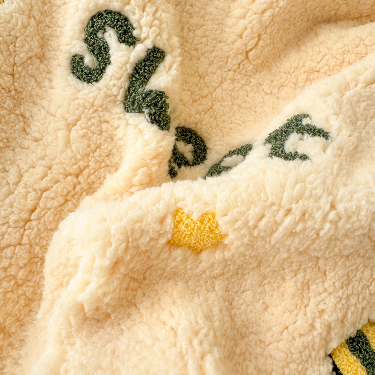 91家纺网 家纺一手货源 找家纺 乐童家纺 2025新款高克重羊羔毛毛巾绣四件套-圣诞小狗