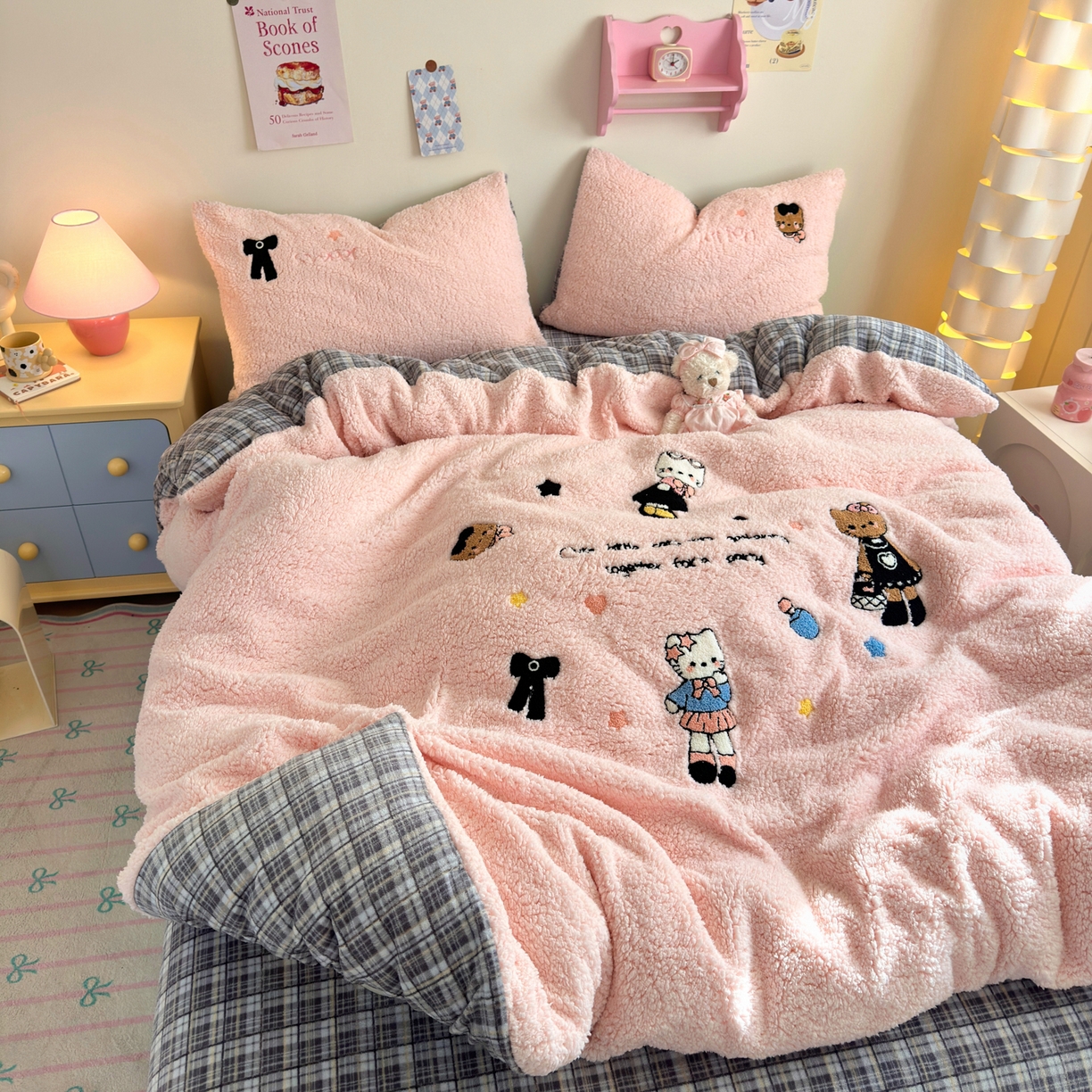 91家纺网 家纺一手货源 找家纺 一霖家纺 2025新款高克重羊羔毛毛巾绣四件套 羊羔毛-黑皮KT