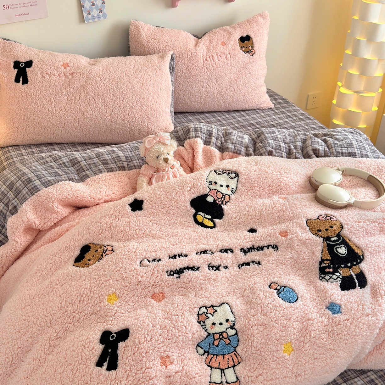 91家纺网 家纺一手货源 找家纺 一霖家纺 2025新款高克重羊羔毛毛巾绣四件套 羊羔毛-黑皮KT