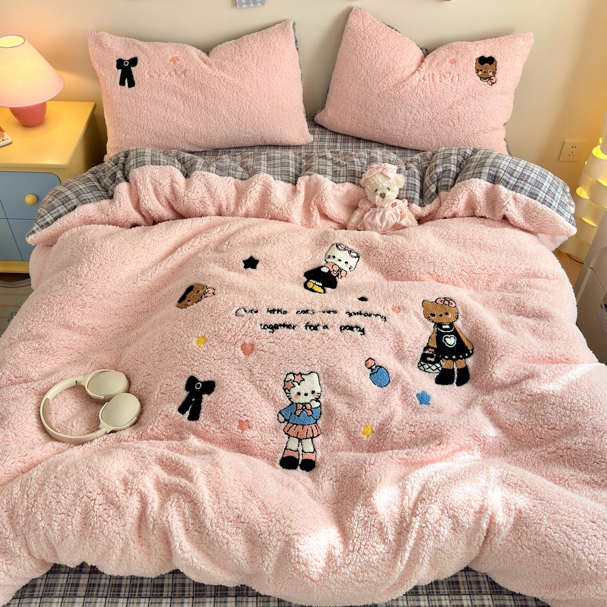 91家纺网 家纺一手货源 找家纺 一霖家纺 2025新款高克重羊羔毛毛巾绣四件套 羊羔毛-黑皮KT