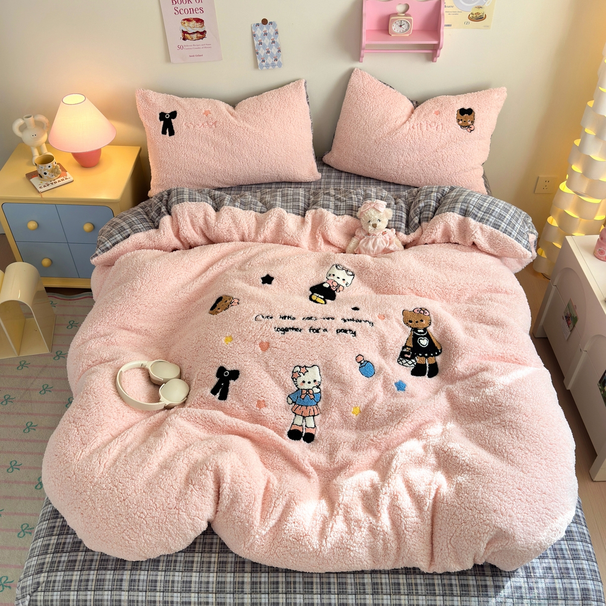 91家纺网 家纺一手货源 找家纺 （总）一霖家纺 2025新款高克重羊羔毛毛巾绣四件套,新新与葵葵,圣诞小狗,吹泡泡的海宝黄,羊羔毛-黑皮KT,羊羔毛-苹果猫