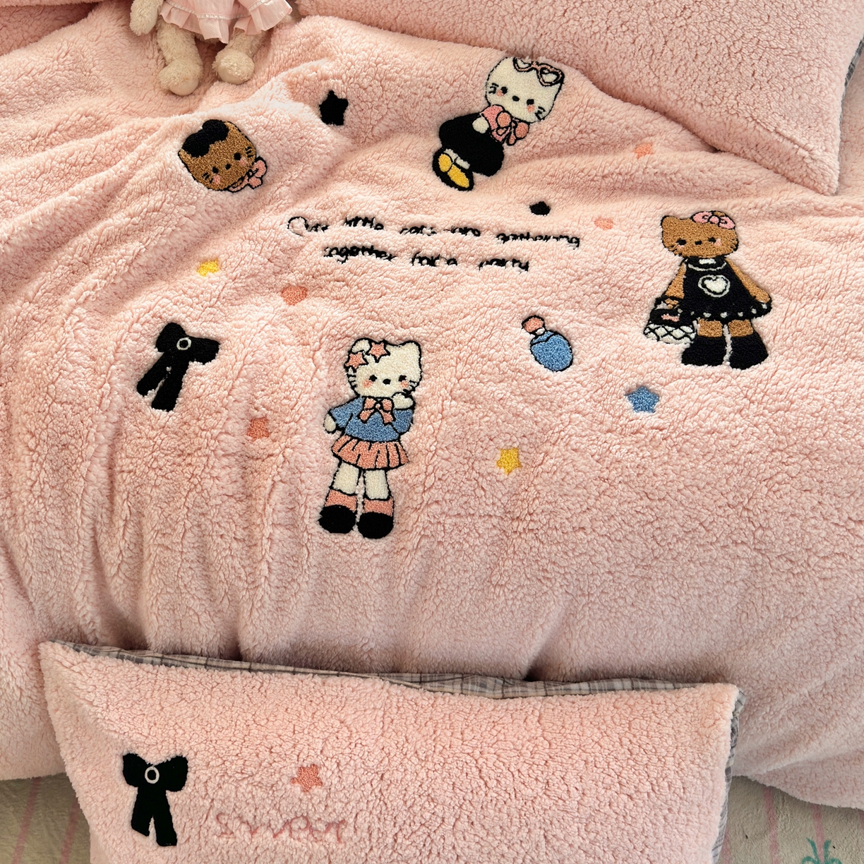 91家纺网 家纺一手货源 找家纺 一霖家纺 2025新款高克重羊羔毛毛巾绣四件套 羊羔毛-黑皮KT