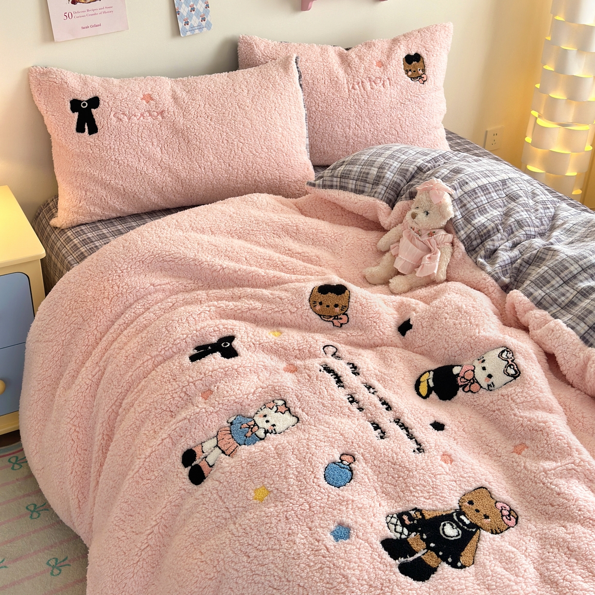 91家纺网 家纺一手货源 找家纺 一霖家纺 2025新款高克重羊羔毛毛巾绣四件套 羊羔毛-黑皮KT