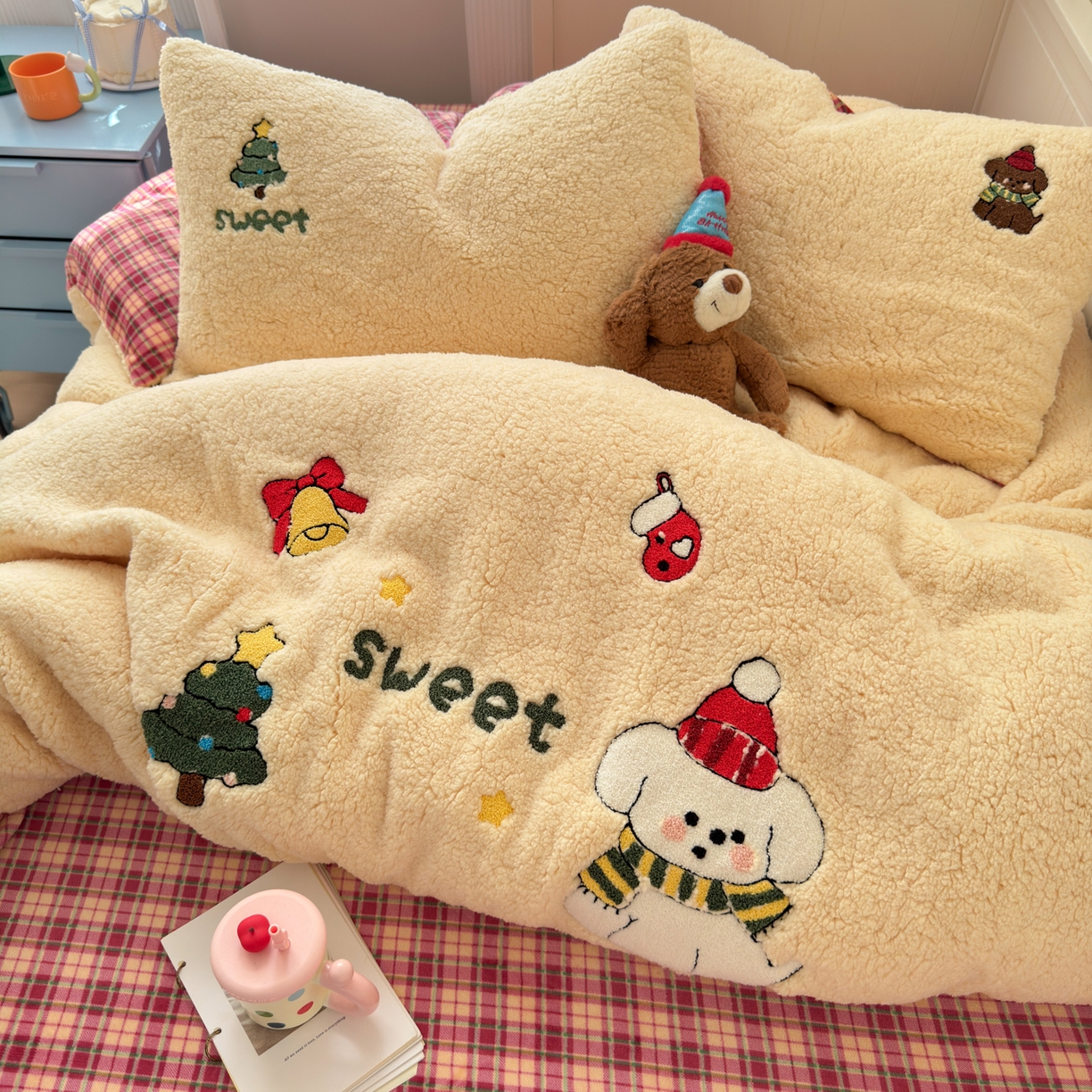 91家纺网 家纺一手货源 找家纺 一霖家纺 2025新款高克重羊羔毛毛巾绣四件套 圣诞小狗