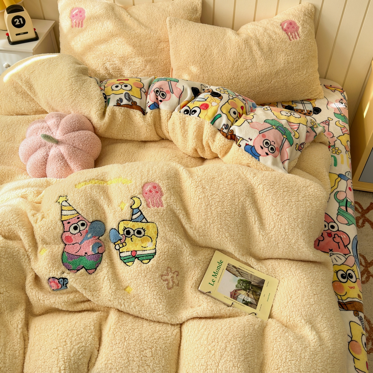 91家纺网 家纺一手货源 找家纺 一霖家纺 2025新款高克重羊羔毛毛巾绣四件套 吹泡泡的海宝黄