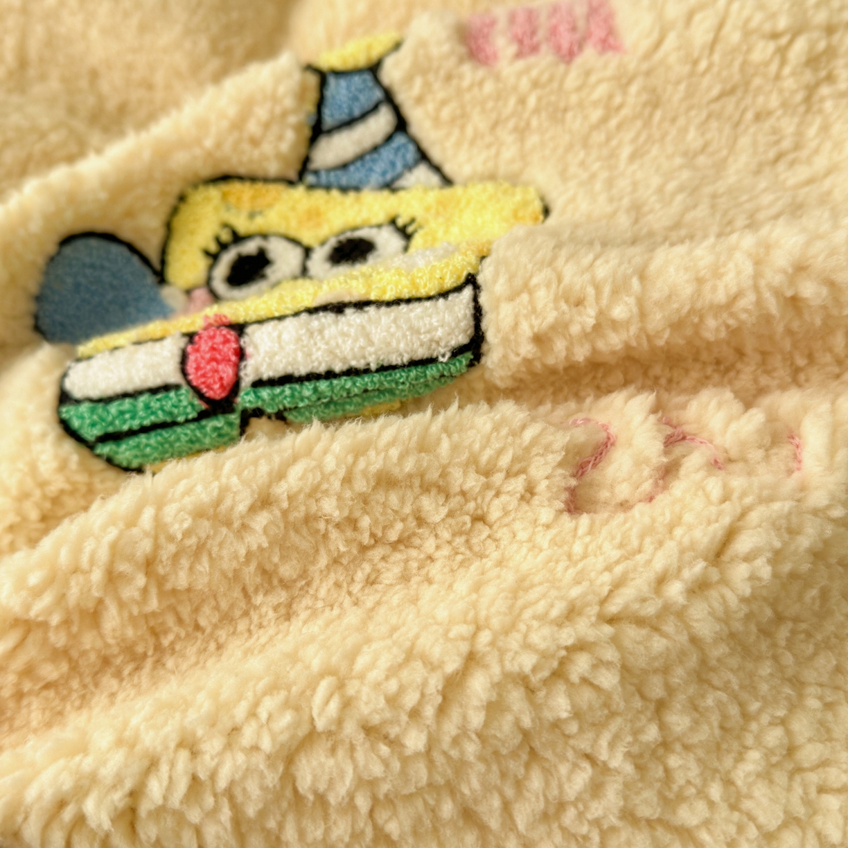 91家纺网 家纺一手货源 找家纺 一霖家纺 2025新款高克重羊羔毛毛巾绣四件套 吹泡泡的海宝黄