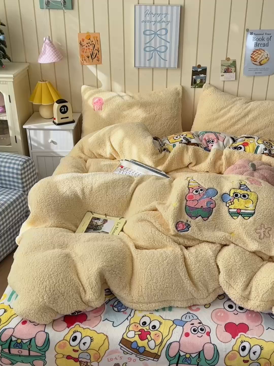 91家纺网 家纺一手货源 找家纺 一霖家纺 2025新款高克重羊羔毛毛巾绣四件套 吹泡泡的海宝黄