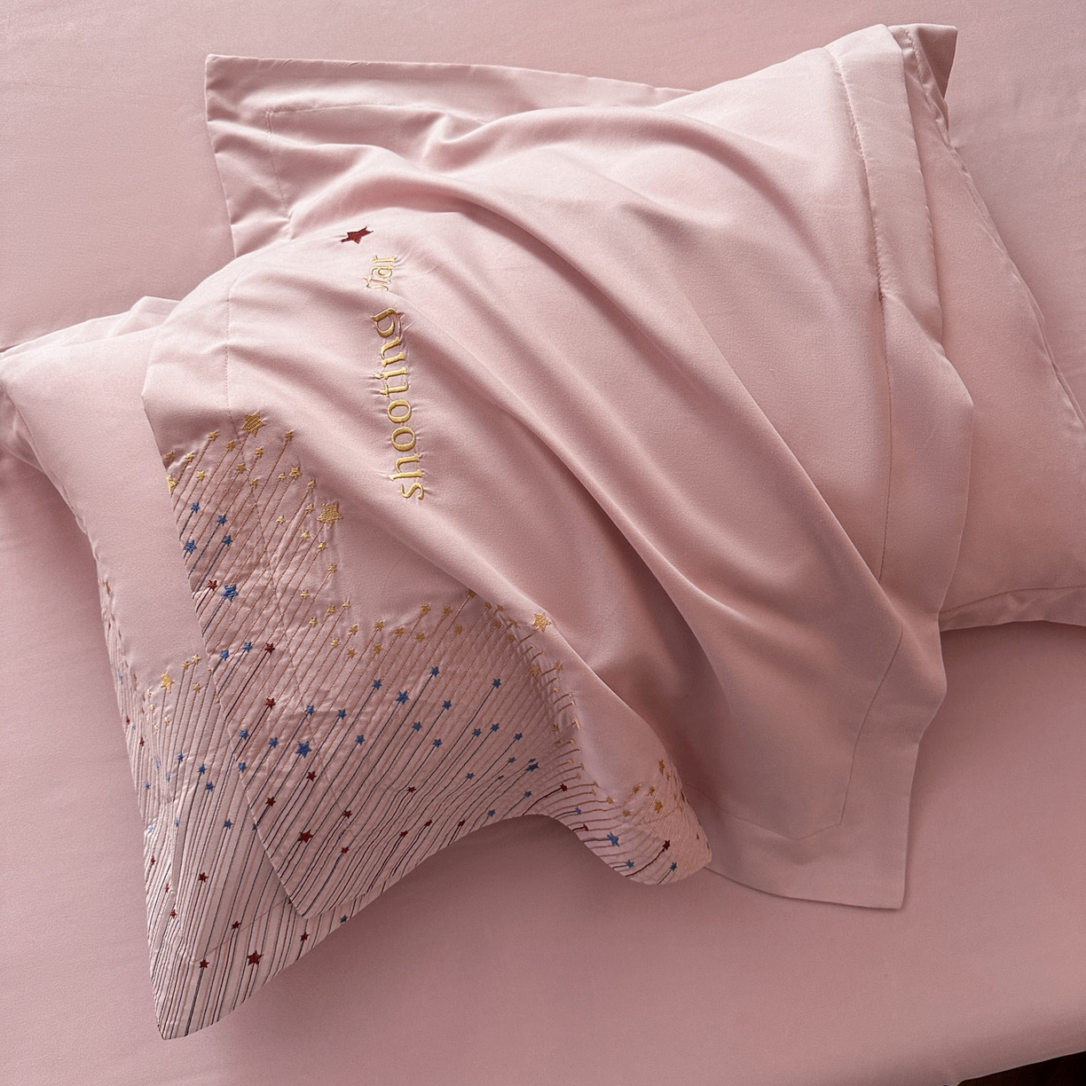 91家纺网 家纺一手货源 找家纺 苏源家居 2026新款轻奢风刺绣亲肤棉磨毛四件套 璀璨-豆沙粉