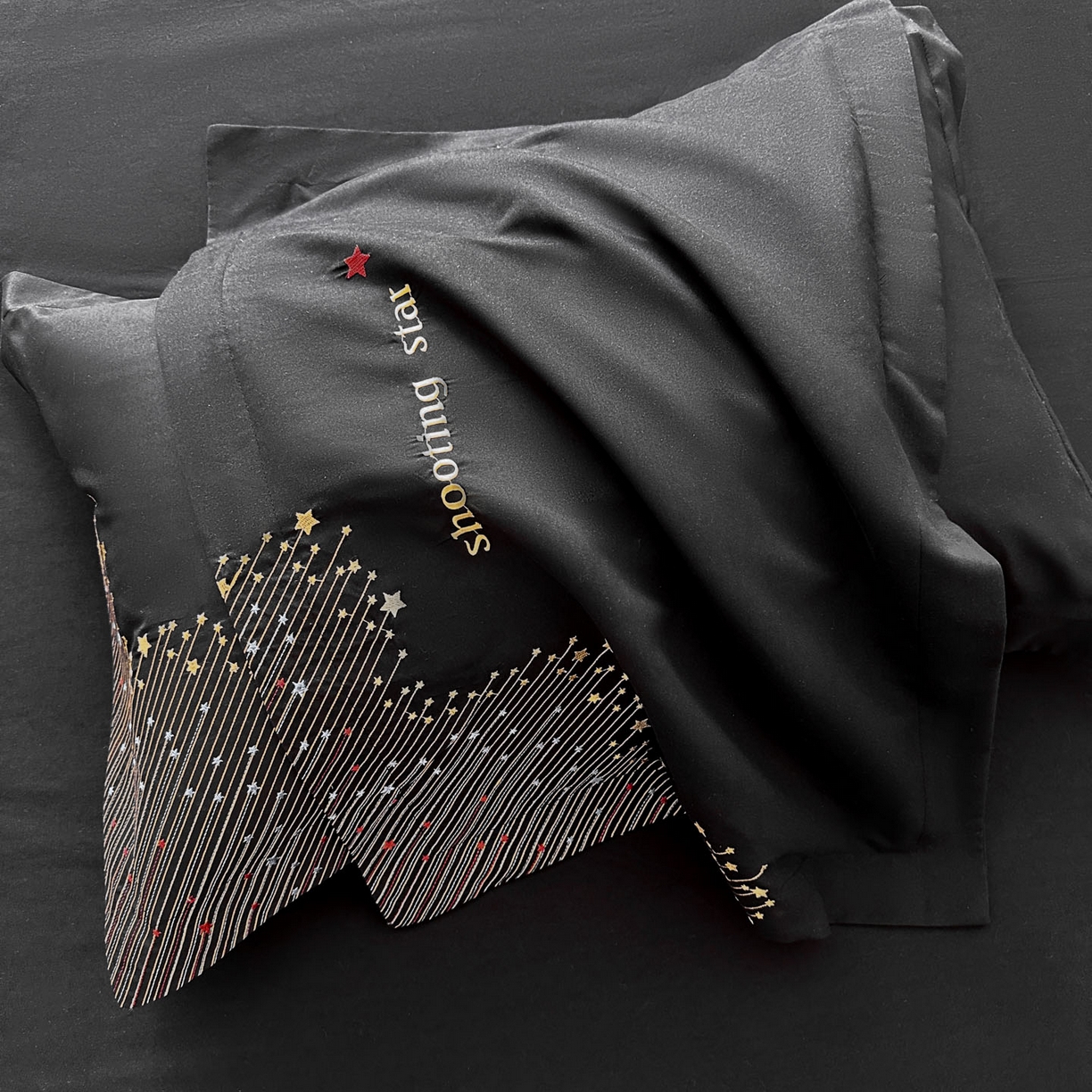 91家纺网 家纺一手货源 找家纺 苏源家居 2026新款轻奢风刺绣亲肤棉磨毛四件套 璀璨-曜石黑