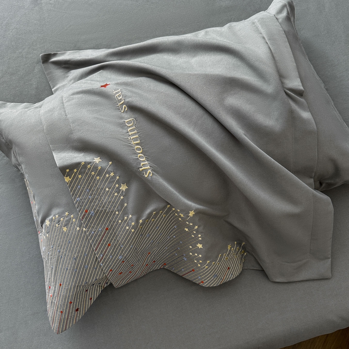 91家纺网 家纺一手货源 找家纺 苏源家居 2026新款轻奢风刺绣亲肤棉磨毛四件套 璀璨-高级灰