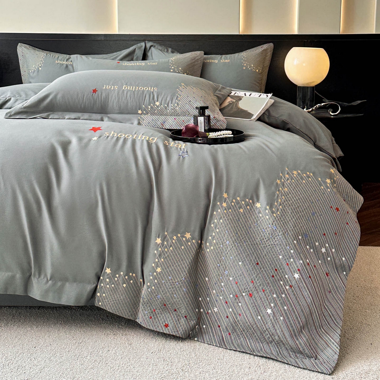 91家纺网 家纺一手货源 找家纺 苏源家居 2026新款轻奢风刺绣亲肤棉磨毛四件套 璀璨-高级灰