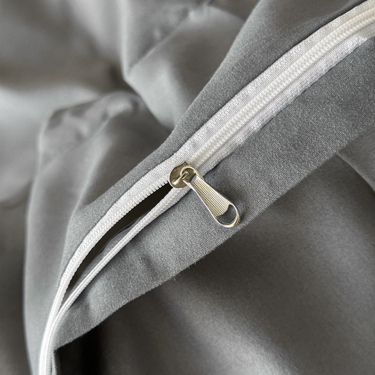 91家纺网 家纺一手货源 找家纺 苏源家居 2026新款轻奢风刺绣亲肤棉磨毛四件套 璀璨-高级灰