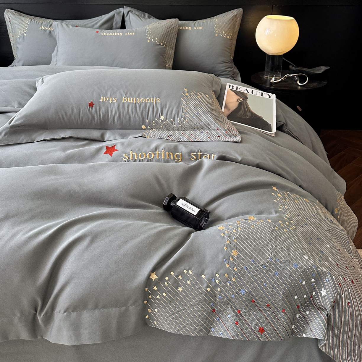 91家纺网 家纺一手货源 找家纺 苏源家居 2026新款轻奢风刺绣亲肤棉磨毛四件套 璀璨-高级灰