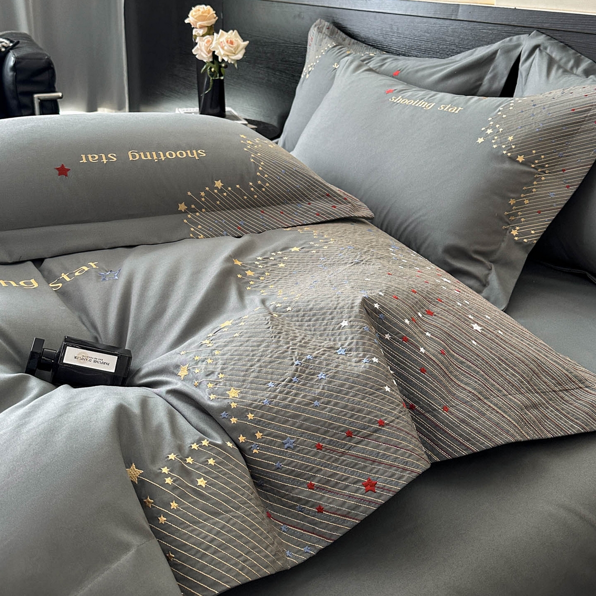 91家纺网 家纺一手货源 找家纺 苏源家居 2026新款轻奢风刺绣亲肤棉磨毛四件套 璀璨-高级灰