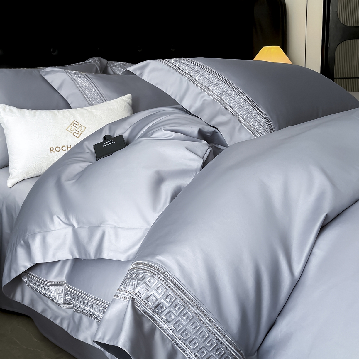 91家纺网 家纺一手货源 找家纺 置顶家纺 2025新款简希亲肤重工刺绣系列四件套 简希-瓷器蓝