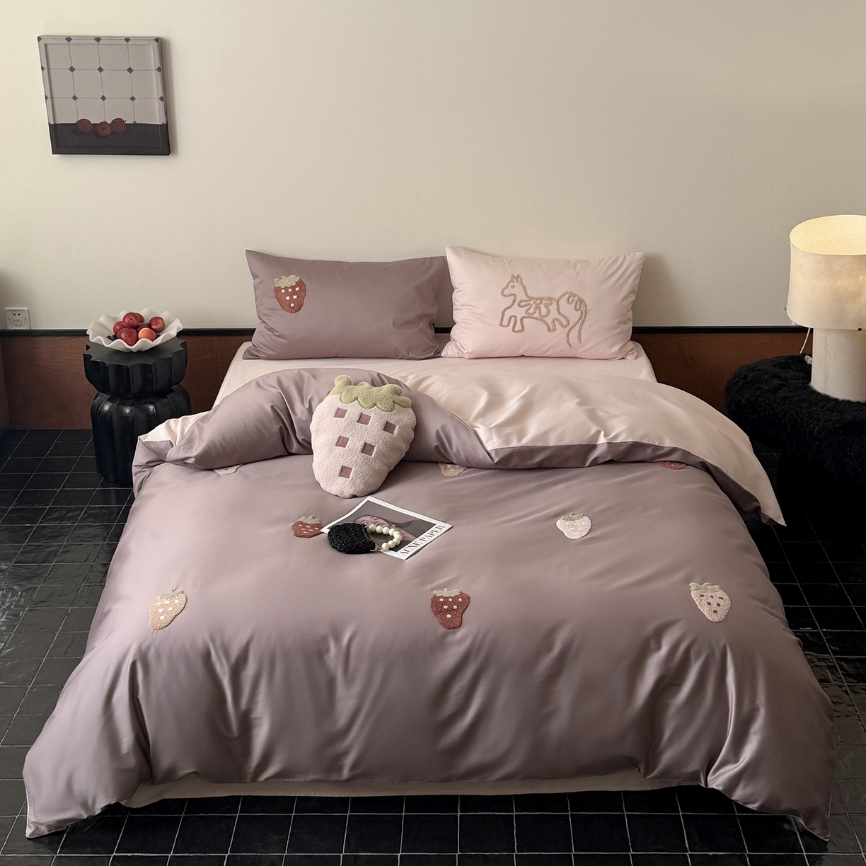 91家纺网 家纺一手货源 找家纺 （总）鹿班家居 2026春季新品100S长绒棉毛巾绣系列四件套-草莓方方 标准会员-20元