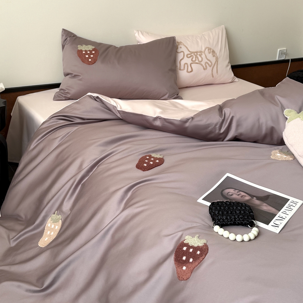 91家纺网 家纺一手货源 找家纺 （总）鹿班家居 2026春季新品100S长绒棉毛巾绣系列四件套-草莓方方 标准会员-20元