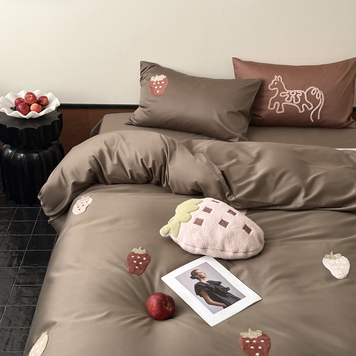 91家纺网 家纺一手货源 找家纺 （总）鹿班家居 2026春季新品100S长绒棉毛巾绣系列四件套-草莓方方 标准会员-20元