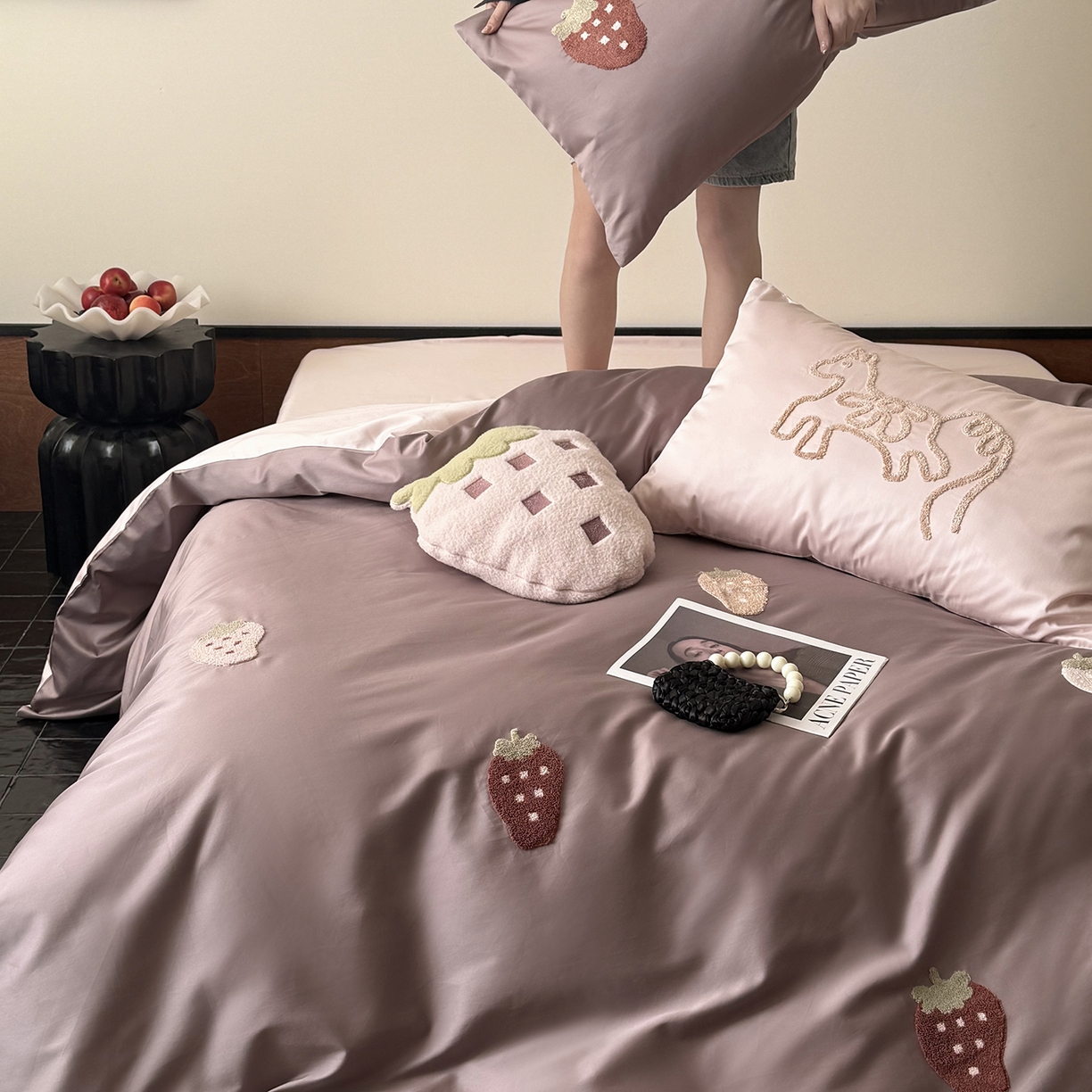 91家纺网 家纺一手货源 找家纺 （总）鹿班家居 2026春季新品100S长绒棉毛巾绣系列四件套-草莓方方 标准会员-20元