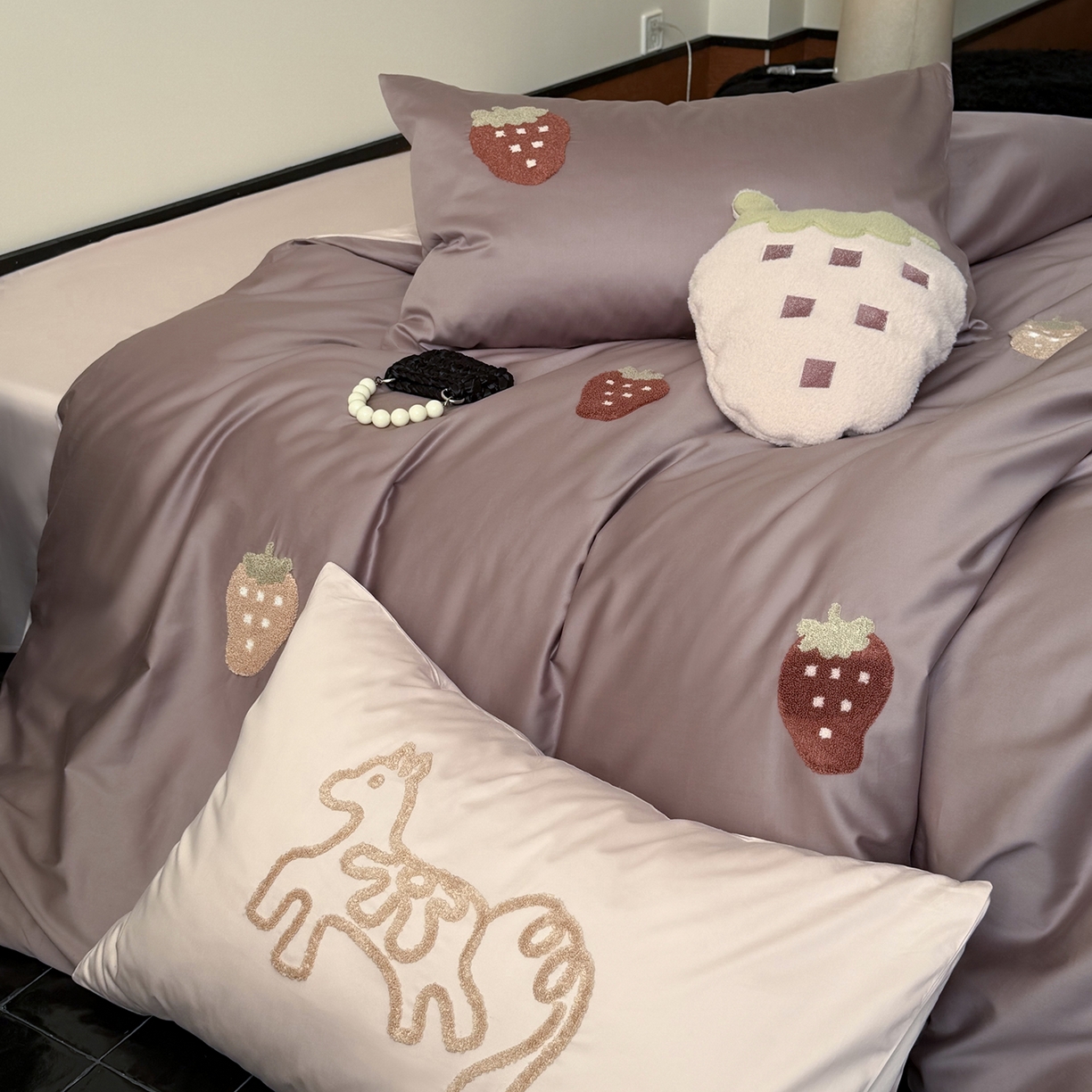 91家纺网 家纺一手货源 找家纺 （总）鹿班家居 2026春季新品100S长绒棉毛巾绣系列四件套-草莓方方 标准会员-20元