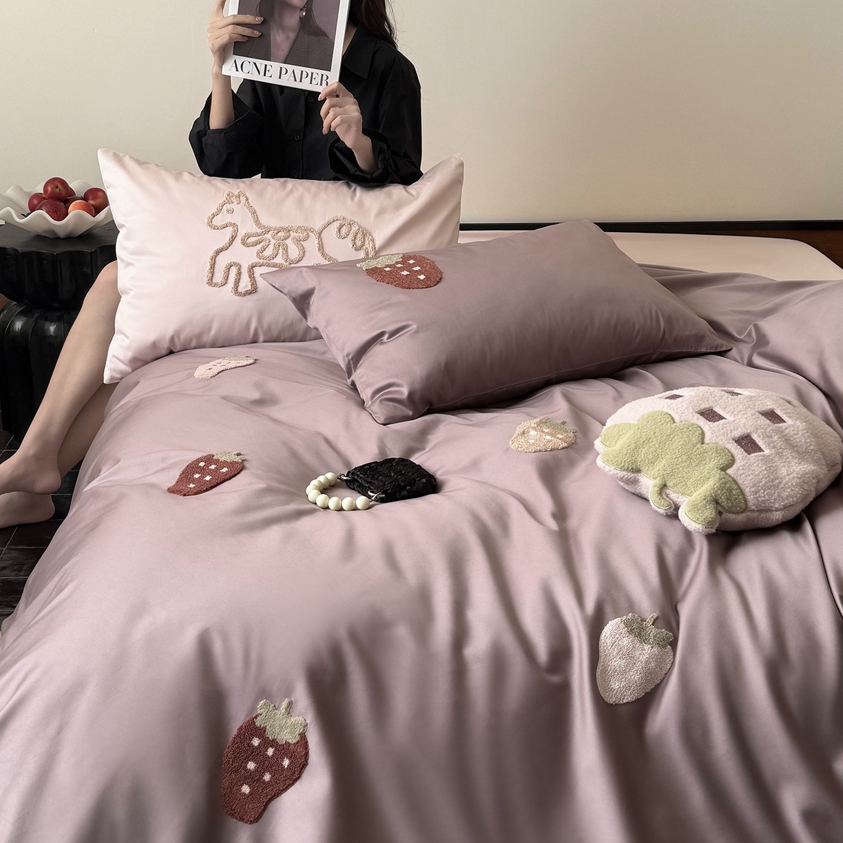 91家纺网 家纺一手货源 找家纺 （总）鹿班家居 2026春季新品100S长绒棉毛巾绣系列四件套-草莓方方 标准会员-20元