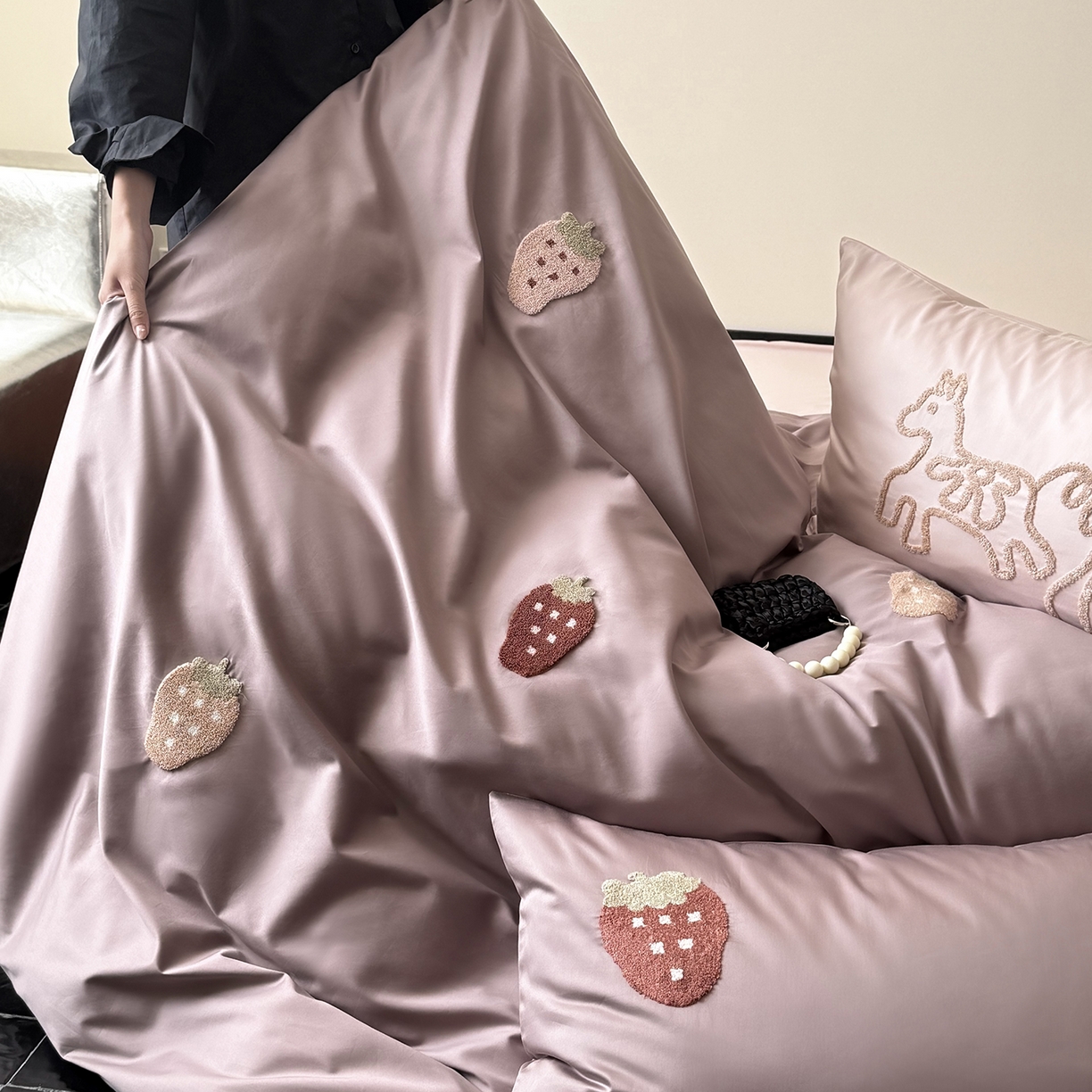 91家纺网 家纺一手货源 找家纺 （总）鹿班家居 2026春季新品100S长绒棉毛巾绣系列四件套-草莓方方 标准会员-20元