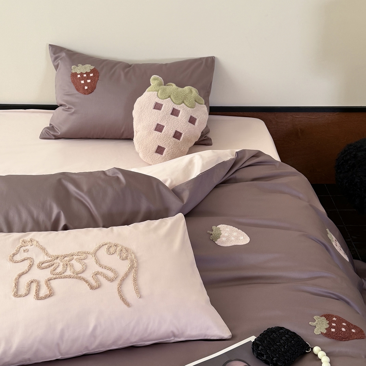 91家纺网 家纺一手货源 找家纺 （总）鹿班家居 2026春季新品100S长绒棉毛巾绣系列四件套-草莓方方 标准会员-20元