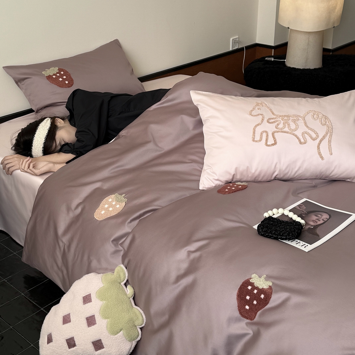 91家纺网 家纺一手货源 找家纺 （总）鹿班家居 2026春季新品100S长绒棉毛巾绣系列四件套-草莓方方 标准会员-20元