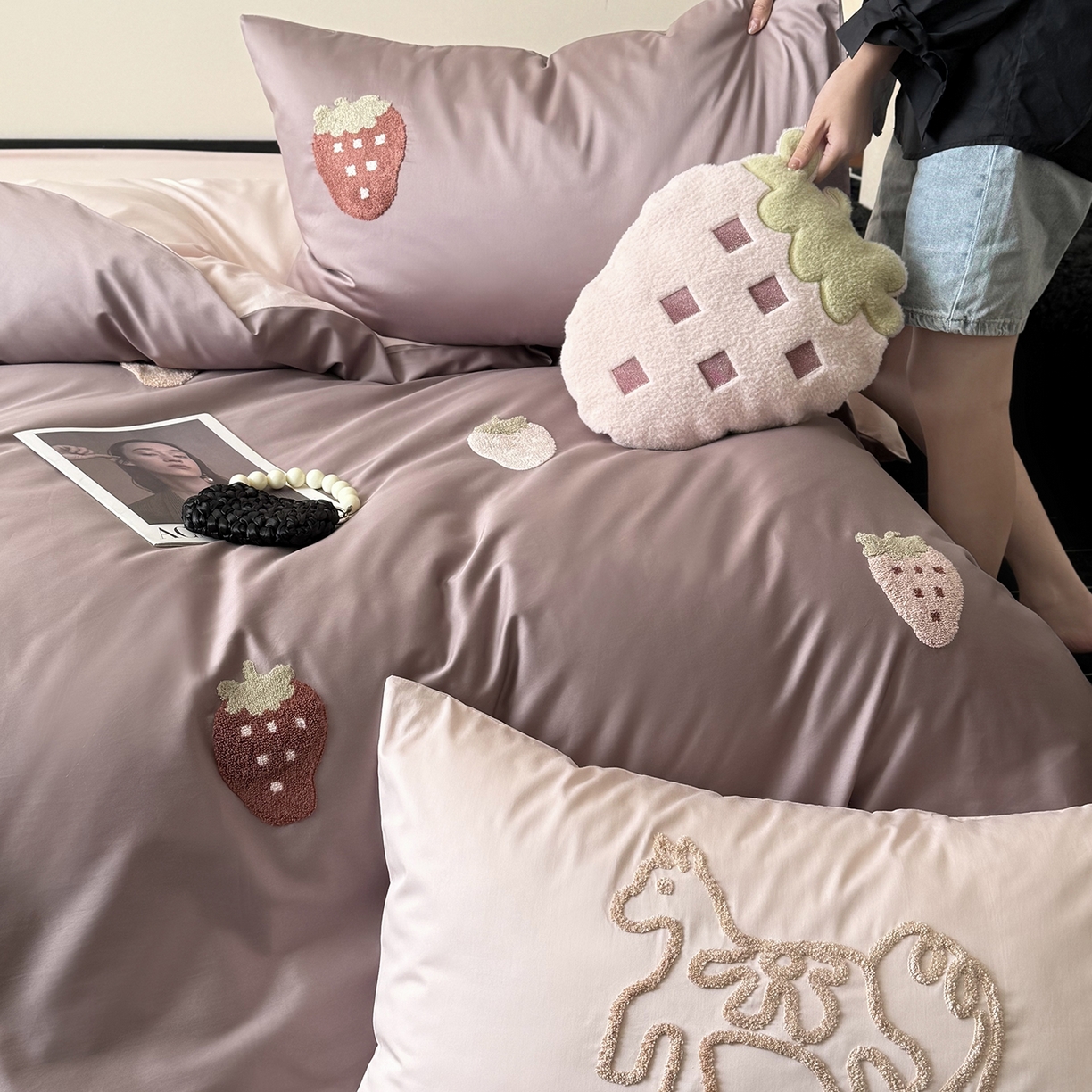 91家纺网 家纺一手货源 找家纺 （总）鹿班家居 2026春季新品100S长绒棉毛巾绣系列四件套-草莓方方 标准会员-20元