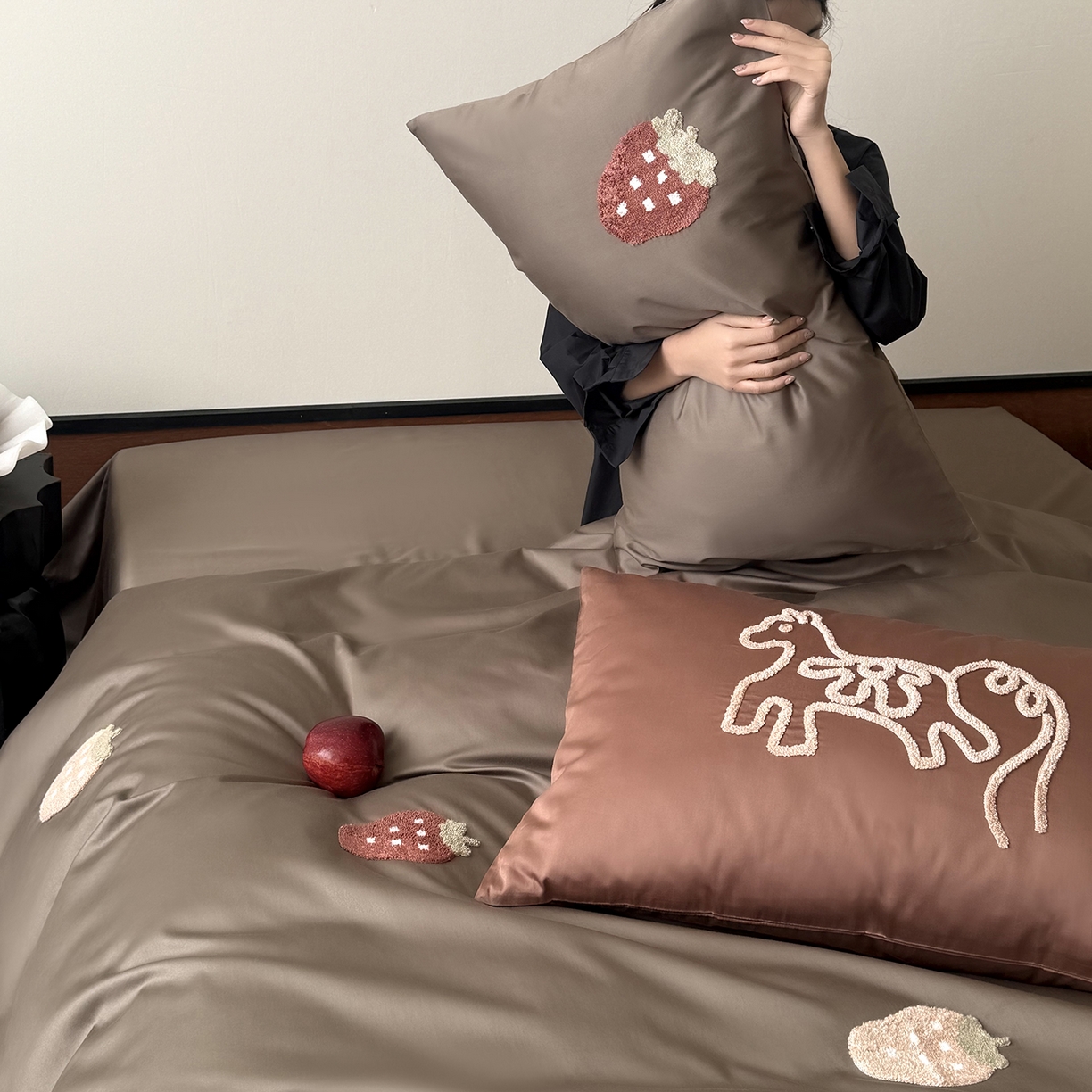 91家纺网 家纺一手货源 找家纺 鹿班家居 2026春季新品100S长绒棉毛巾绣系列四件套-草莓方方 标准会员-20元 草莓方方-巧克力