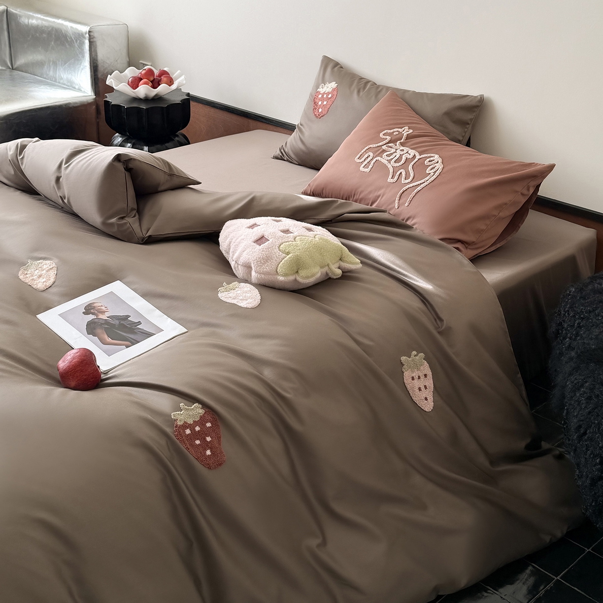 91家纺网 家纺一手货源 找家纺 鹿班家居 2026春季新品100S长绒棉毛巾绣系列四件套-草莓方方 标准会员-20元 草莓方方-巧克力