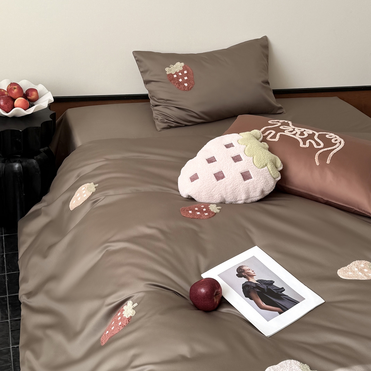 91家纺网 家纺一手货源 找家纺 鹿班家居 2026春季新品100S长绒棉毛巾绣系列四件套-草莓方方 标准会员-20元 草莓方方-巧克力