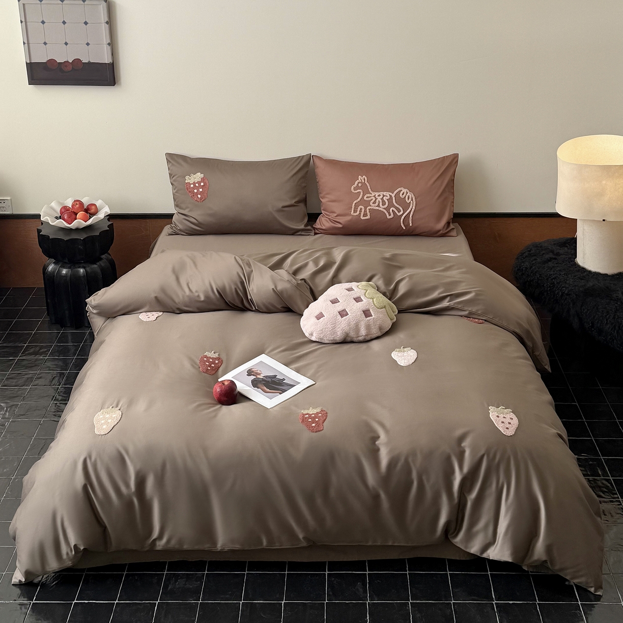 91家纺网 家纺一手货源 找家纺 鹿班家居 2026春季新品100S长绒棉毛巾绣系列四件套-草莓方方 标准会员-20元 草莓方方-巧克力