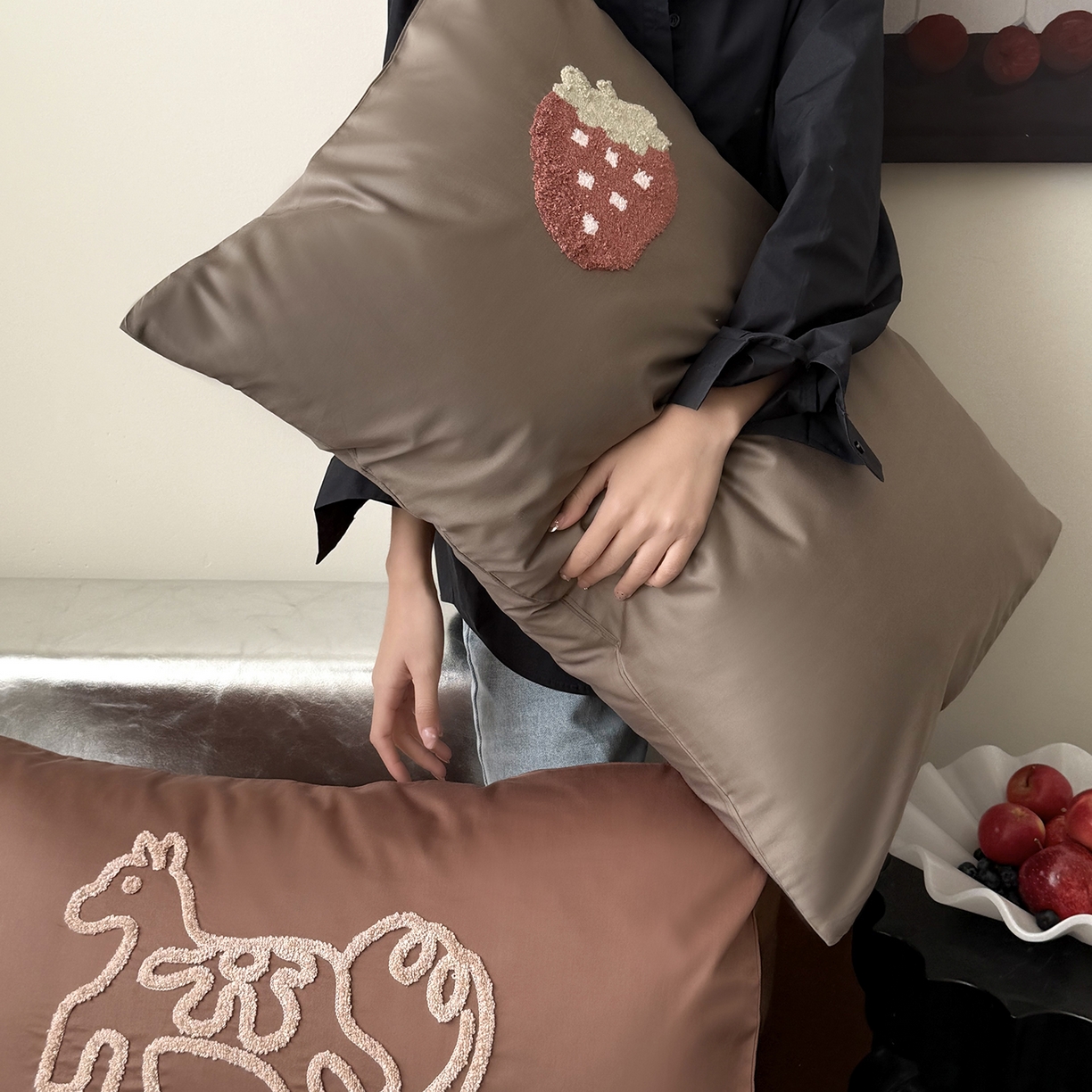 91家纺网 家纺一手货源 找家纺 鹿班家居 2026春季新品100S长绒棉毛巾绣系列四件套-草莓方方 标准会员-20元 草莓方方-巧克力