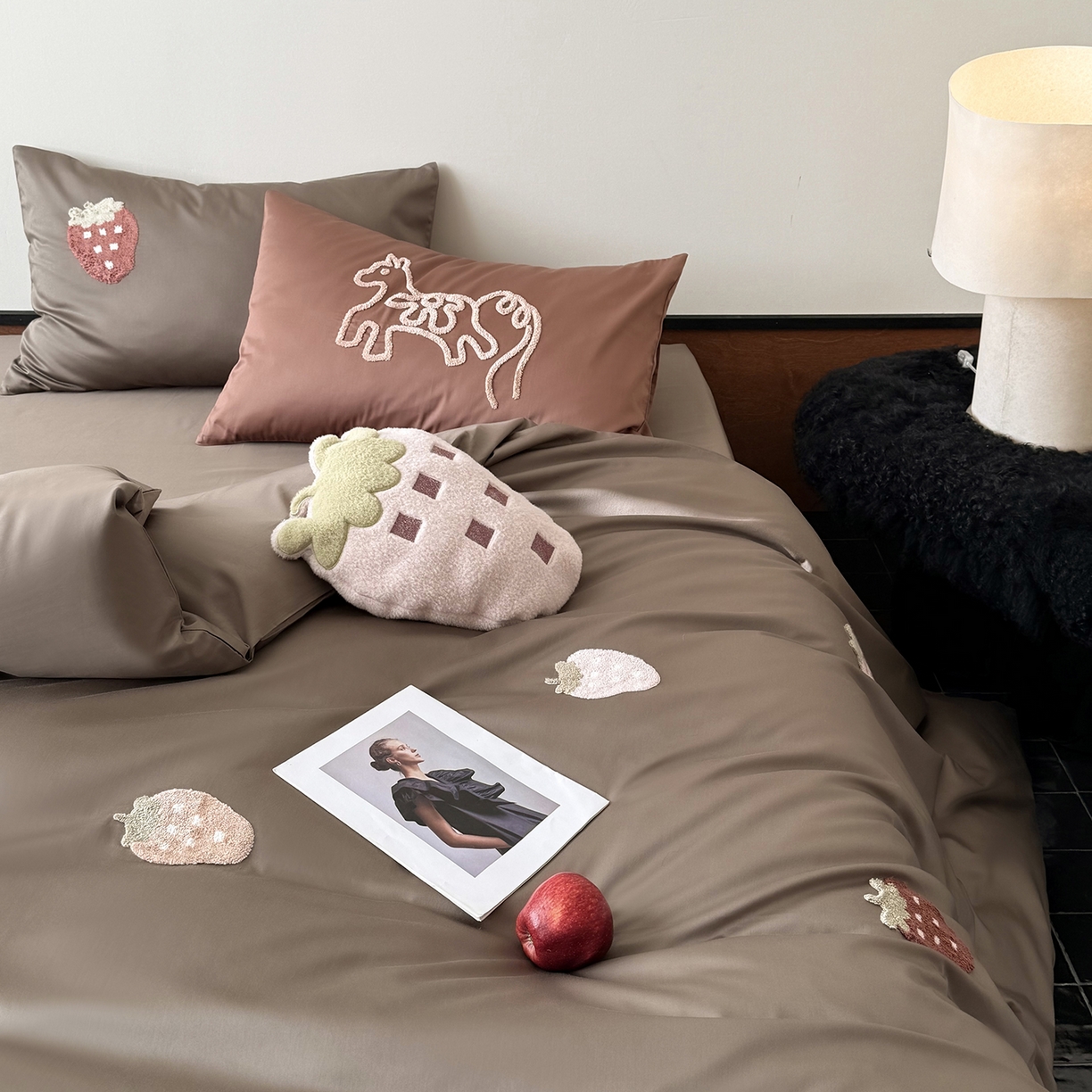 91家纺网 家纺一手货源 找家纺 鹿班家居 2026春季新品100S长绒棉毛巾绣系列四件套-草莓方方 标准会员-20元 草莓方方-巧克力