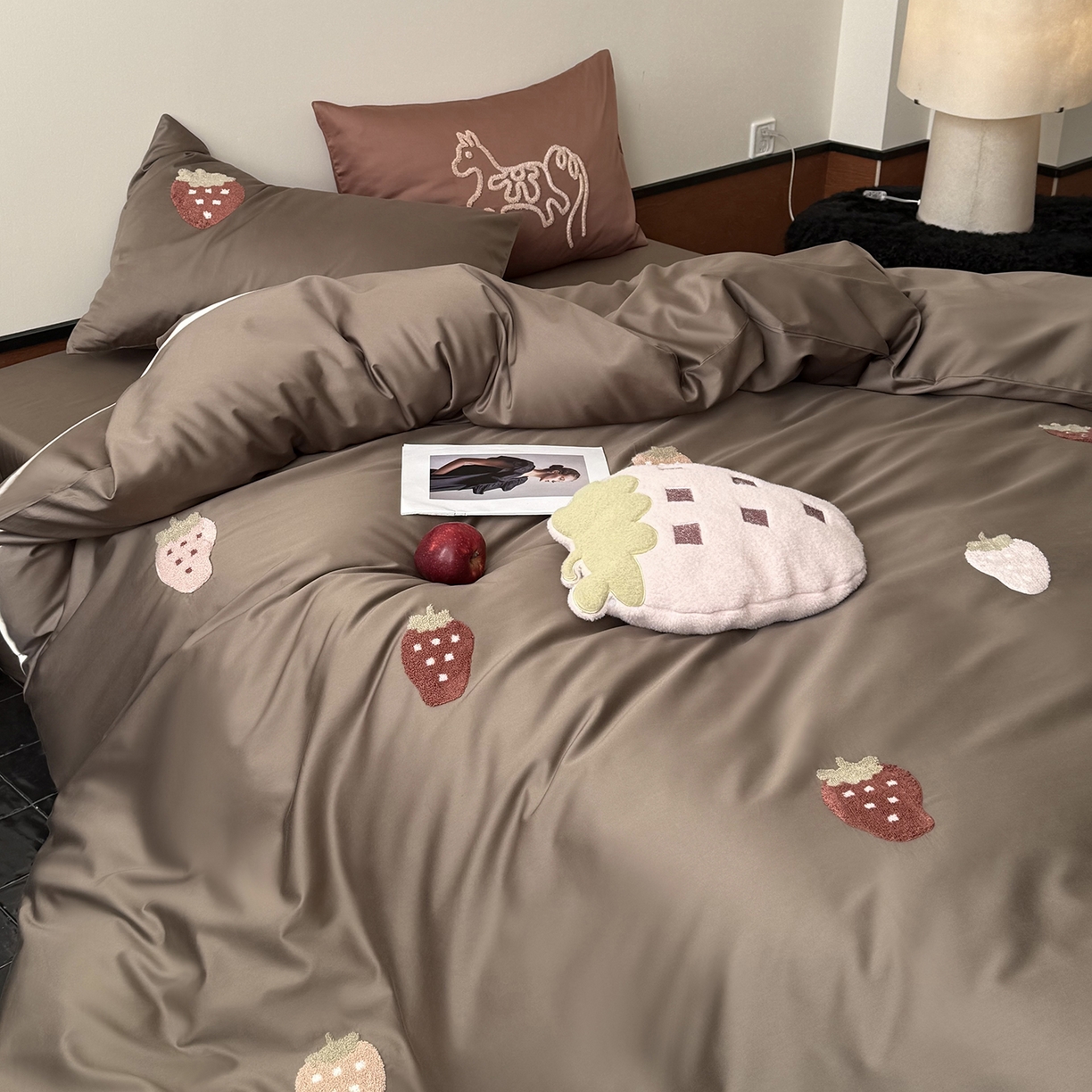 91家纺网 家纺一手货源 找家纺 鹿班家居 2026春季新品100S长绒棉毛巾绣系列四件套-草莓方方 标准会员-20元 草莓方方-巧克力