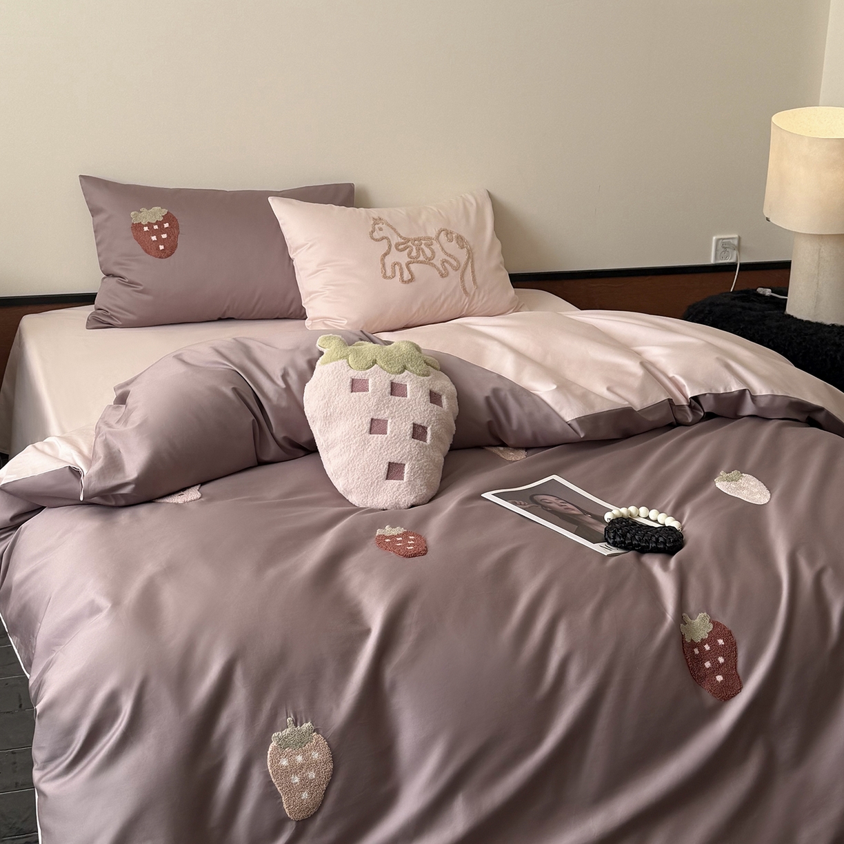 91家纺网 家纺一手货源 找家纺 鹿班家居 2026春季新品100S长绒棉毛巾绣系列四件套-草莓方方 标准会员-20元 草莓方方-紫粉