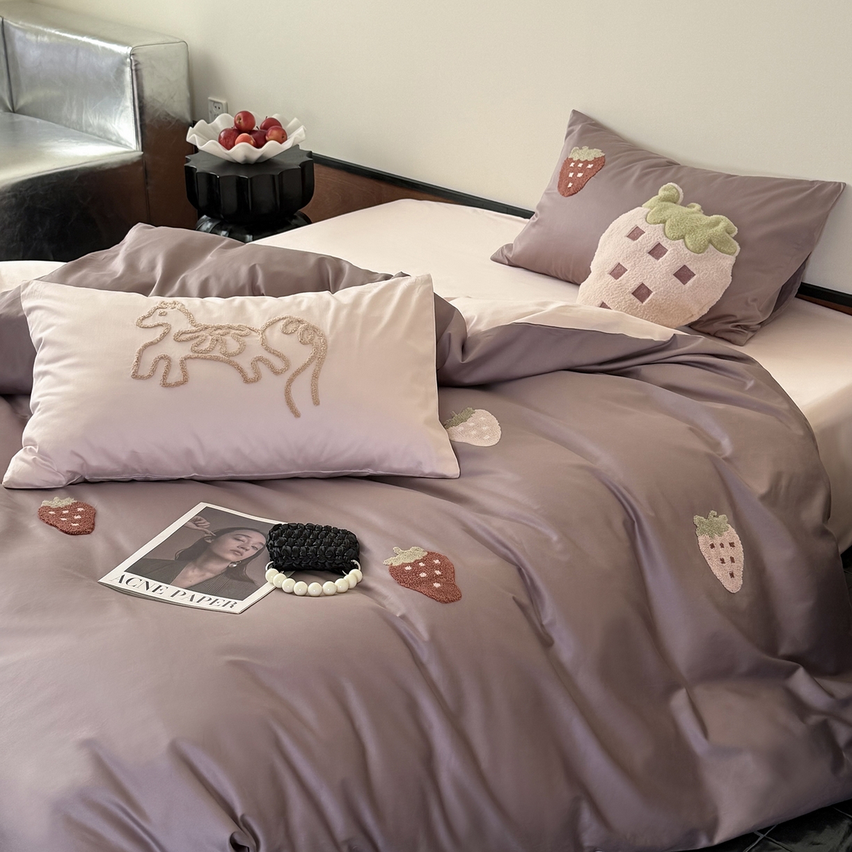 91家纺网 家纺一手货源 找家纺 鹿班家居 2026春季新品100S长绒棉毛巾绣系列四件套-草莓方方 标准会员-20元 草莓方方-紫粉