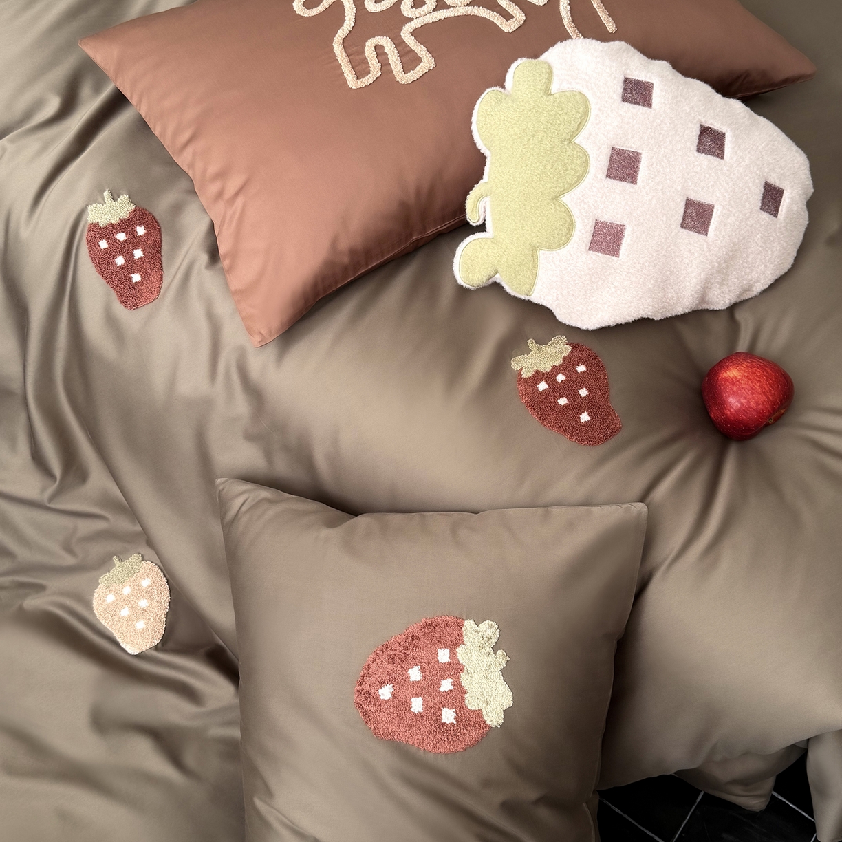 91家纺网 家纺一手货源 找家纺 鹿班家居 2026春季新品100S长绒棉毛巾绣系列四件套-草莓方方 标准会员-20元 草莓方方-巧克力