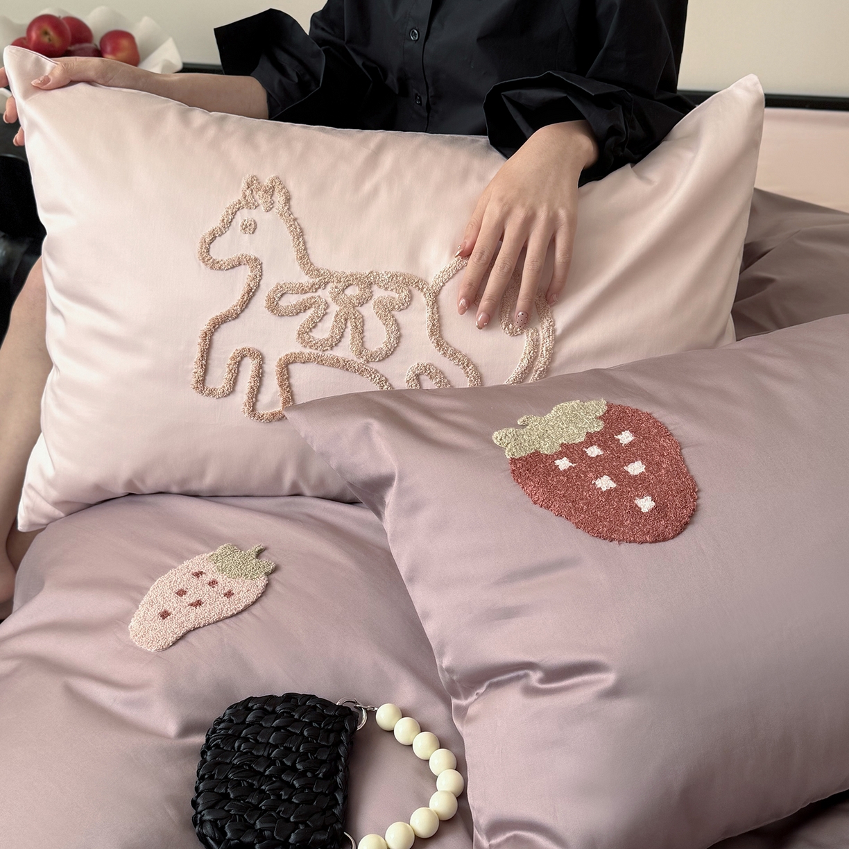 91家纺网 家纺一手货源 找家纺 鹿班家居 2026春季新品100S长绒棉毛巾绣系列四件套-草莓方方 标准会员-20元 草莓方方-紫粉