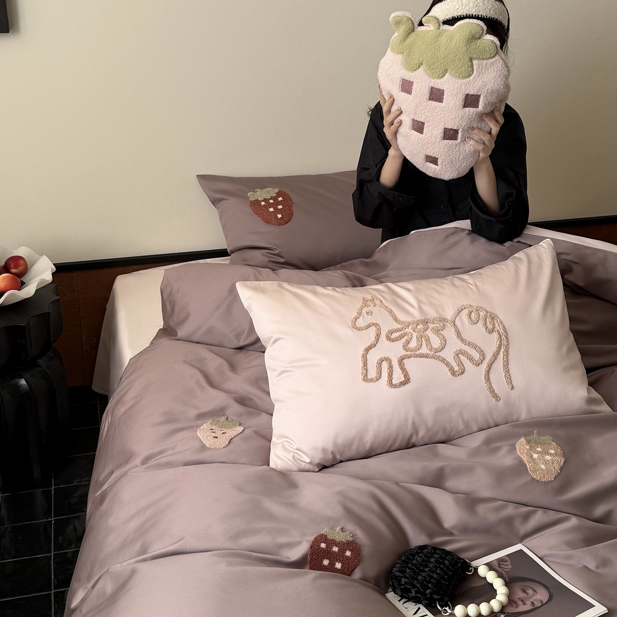 鹿班家居 2026春季新品100S长绒棉毛巾绣系列四件套-草莓方方 标准会员-20元 草莓方方-紫粉